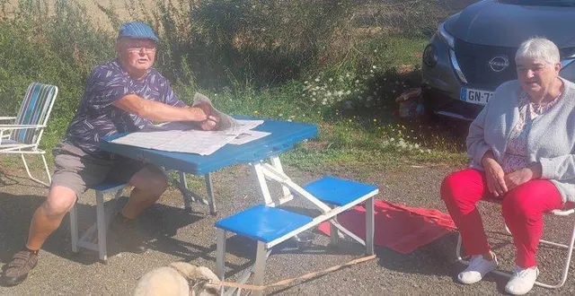 photo  arrivés un peu avant 10 h, annie et régis guérin ont pique-niqué sur place dans un chemin, à deux pas du bourg de challain. ils ont installé leur table. régis, le journal ouest-france du jour étalé sur la table, est un passionné de vélo. il est membre d’un club à couffé (loire-atlantique) et se réjouit de voir le cyclisme féminin prendre de l’ampleur.  &copy;  ouest-france 