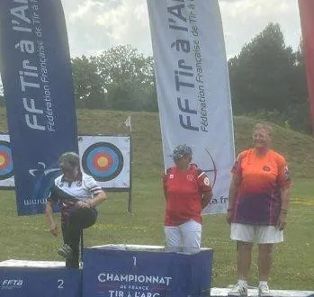 photo  à droite, sur la troisième marche du podium, danielle briancourt a obtenu la médaille de bronze dans la catégorie senior, arc à poulie.  &copy;  ouest-france 