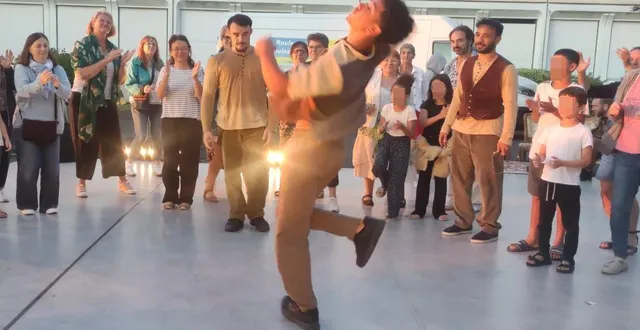 photo  le public invité sur la scène.  &copy;  le maine libre 