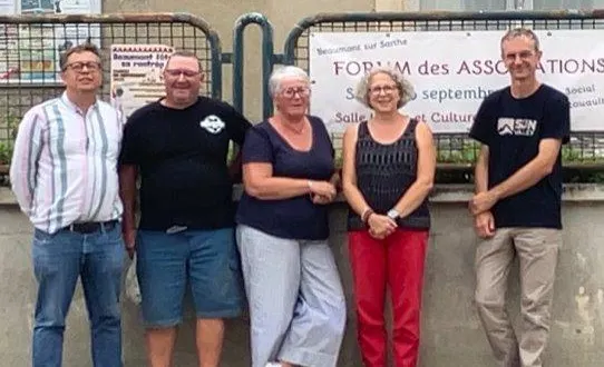 photo  lionel brard, stéphane trocherie et chantal porte (d’animation belmontaise), lea duval (maire) et maël le fol (csgr).  &copy;  le maine libre 