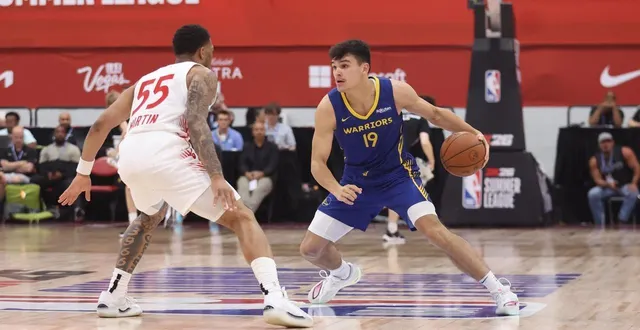 photo  ici face aux raptors de toronto, léopold delaunay (golden state warriors) s’est gravement blessé au genou lors de la summer league à las vegas.  &copy;  ian maule, getty images via afp 
