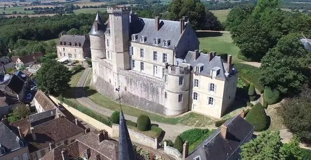 photo  le château de montmirail domine le perche sarthois.  &copy;  archives ouest-france 