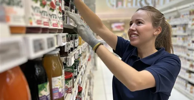photo  lucie huvey, 22 ans, effectue son premier job d’été comme responsable des rayons bio et produits du monde au centre leclerc d’alençon-arçonnay.  &copy;  ouest-france 