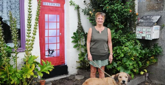 photo  linda carter habite toujours dans la maison qui abritait son bar, the rugby tavern à taillebois, athis-val-de-rouvre (orne).  &copy;  ouest-france 