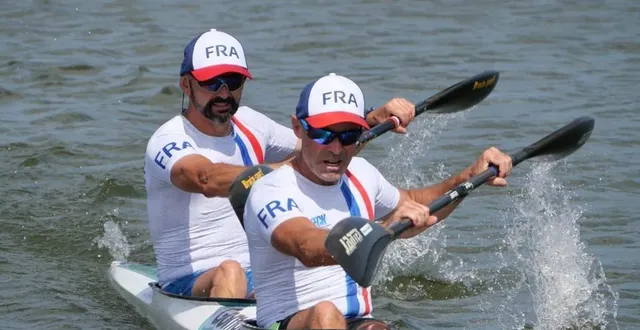 photo  benoît bayeux (au premier plan) et benoît roger : deux des quatre membres du k4 français au championnat du monde masters, samedi dernier à angers.  &copy;  esack 