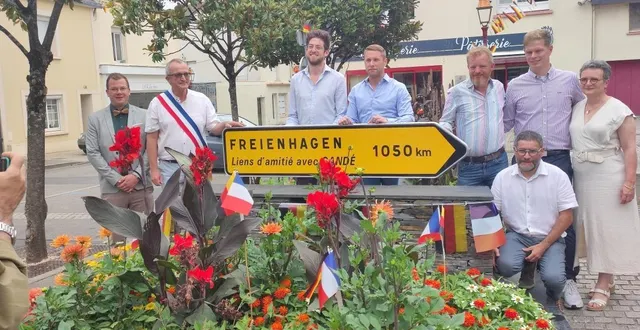 photo  une délégation d’allemands avec les élus candéens, au moment de la pose de la pancarte au centre-ville.  &copy;  ouest-france 