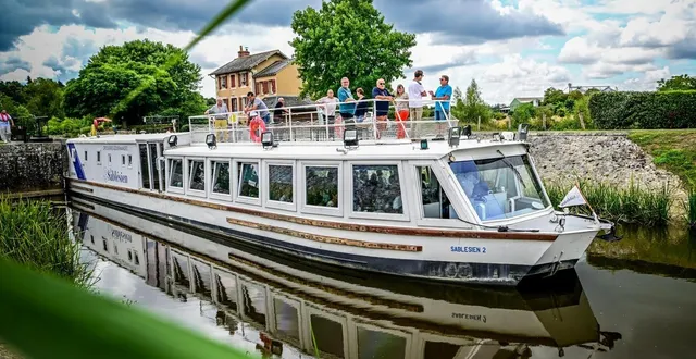 photo  le 25 juillet, le sablésien est allé jusqu’à avoise. ici, il vient de passer l’écluse de courtigné.  &copy;  photo le maine libre - yvon loué 