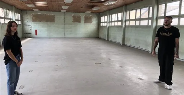 photo  la vice-présidente de l’association hip-hop de la flèche (sarthe) nouvel air, juliette corfdir, et le président kenny mathis dans leurs nouveaux locaux, rue grollier, dans ce qui fut l’hôtel des ventes de la ville de 1989 à début janvier 2022.  &copy;  ouest-france 