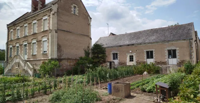 photo  le presbytère de chalonnes-sur-loire, ici à gauche, devrait être vendu à l’évêché, alors que la salle jeanne-d’arc à droite, sera restaurée pour pallier le besoin créé par le changement d’usage de la halle des mariniers.  &copy;  ouest-france 