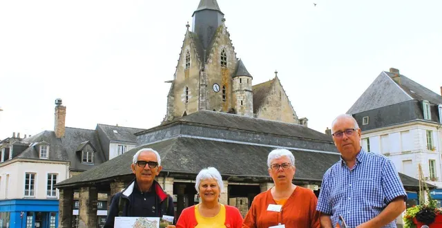 photo  devant les halles et l’église saint-nicolas, lieux emblématiques de mamers, gérard evrard, brigitte hérisson, yvette sourdille et bernard seille présentent le livret.   &copy;  le maine libre 