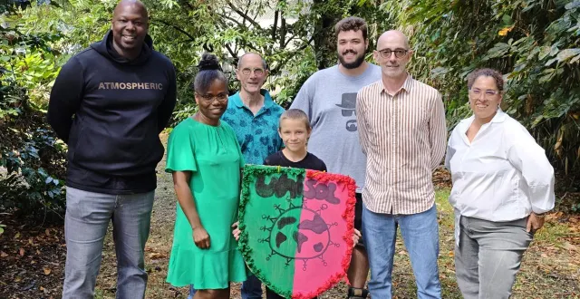 photo  alexis (au centre) porte-parole et porte écusson d’unisol, la cité créée par des enfants du centre de loisirs.  &copy;  ouest-france 