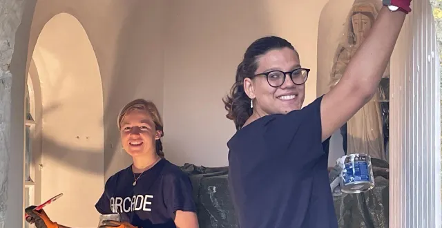 photo  les deux amies, jeanne et éléna, 20 ans, donnent les derniers coups de pinceaux à la chapelle des treize-saints, à écouché-les-vallées.  &copy;  ouest-france 