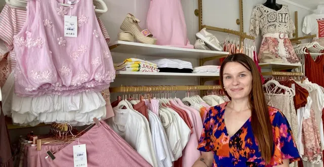 photo  amélia mingot dans la nouvelle boutique de prêt-à-porter mademoiselle a.  &copy;  co 