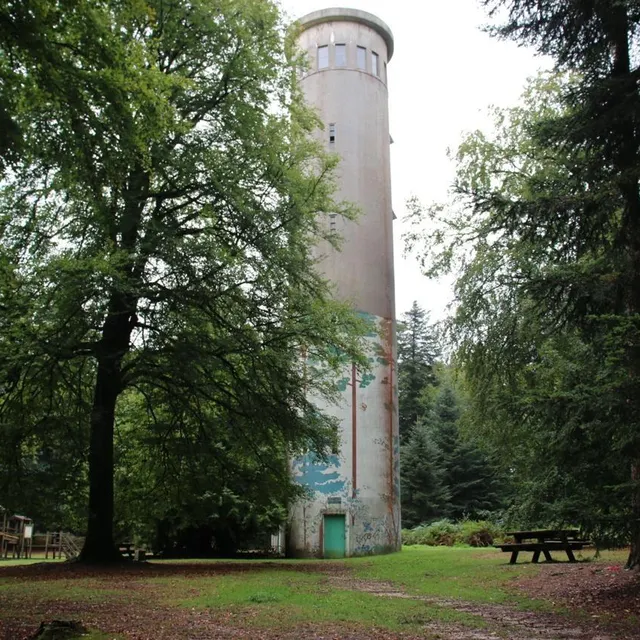 photo le belvédère, situé sur le point culminant du département, offre une vue panoramique sur la forêt de perseigne.  ©  ouest-france