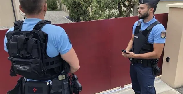 photo  fin juillet, cette patrouille de gendarmerie de la brigade de la flèche (sarthe) s’assure qu’une porte n’a pas été laissée ouverte ou un volet fracturé dans le cadre de l’opération tranquillité vacances.  &copy;  ouest-france 