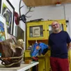 photo eric saveau dans son atelier de dureil, désormais ouvert aux visites.