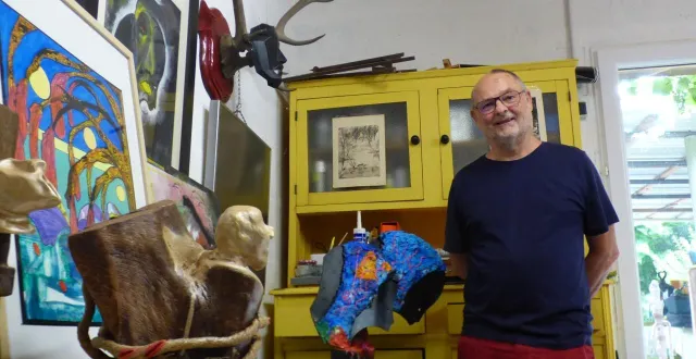 photo  eric saveau dans son atelier de dureil, désormais ouvert aux visites.  &copy;  ouest-france 