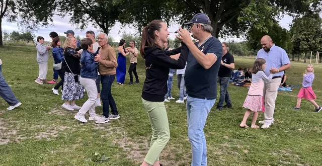 photo  des cours d’initiation à la salsa sont organisés au lac de la monnerie, tous les jeudis soir de juillet 2025, à 20 h 30 par l’association en salsa me !  &copy;  archives ouest france 