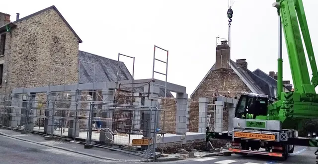 photo  pour l’installation des linteaux de granit, la rue de l’industrie était fermée à la circulation.  &copy;  ouest-france 