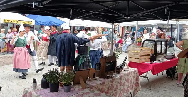 photo  le groupe folklorique domfrontais le trou normand s’est produit en ouverture du marché gourmand.  &copy;  ouest-france 