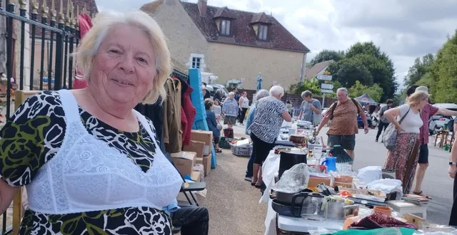 photo  à la brocante, les essayages improvisés donnent le sourire.  &copy;  ouest-france 