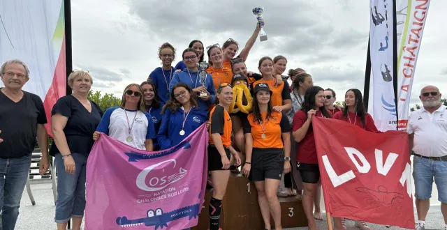 photo  l’équipe filles 1, ici à gauche, sur la 2e marche du podium régional de natation estivale à la châtaigneraie (85).  &copy;  ouest-france 