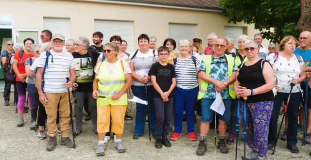 photo  au départ cour du logis, les randonneurs se préparent pour le plus petit parcours.  &copy;  ouest-france 