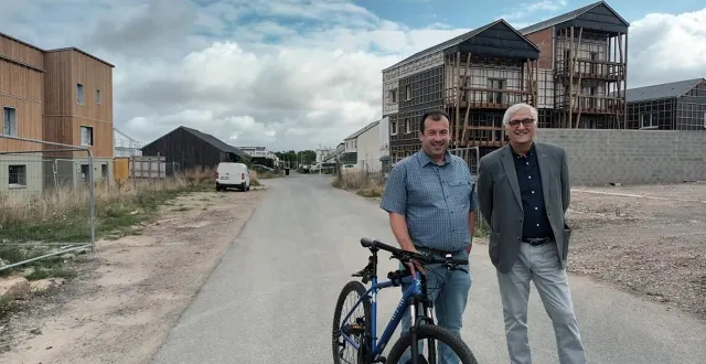 photo  mickaël lefeuvre (à gauche) et yves meignen devant la zac des echâts iii.  &copy;  ouest-france 