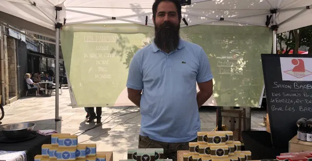 photo  manuel girones fabrique cinq types de savons.  &copy;  ouest france 