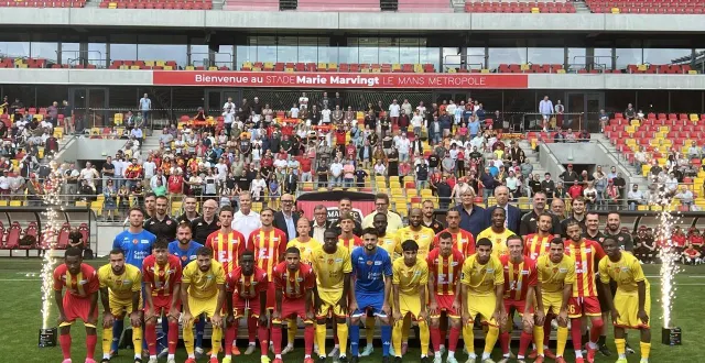 photo  les joueurs du mans fc ont arboré leur nouvelle tunique pour la saison 2025-2026, devant leurs supporters.  &copy;  ouest-france 