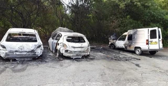 photo  trois des quatre véhicules incendiés.  &copy;  ouest-france 