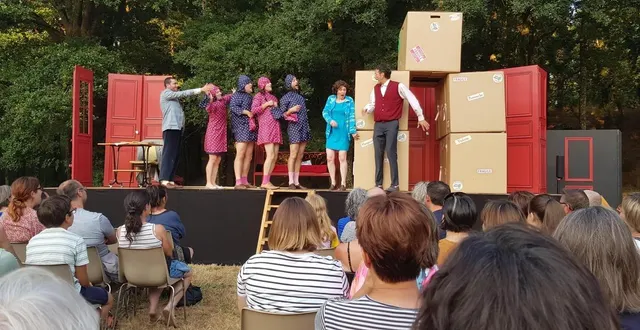 photo  après fresnay-sur-sarthe, le théâtre régional des pays de la loire fait étape au manoir de la cour à asnières-sur-vègre, samedi 2 août 2025, avec la pièce « l’hôtel du libre-échange ».  &copy;  ouest-france 