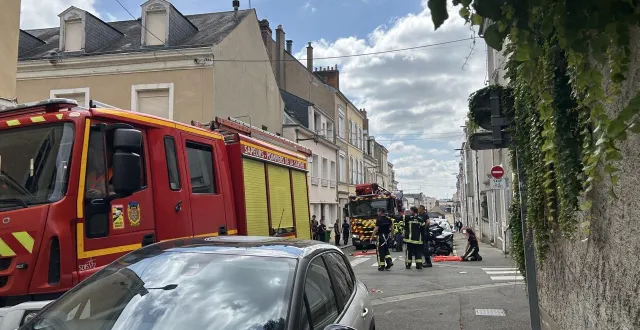 photo  une vingtaine de pompiers sont intervenus pour éteindre le feu dans cet appartement du centre-ville du mans.  &copy;  ouest-france 
