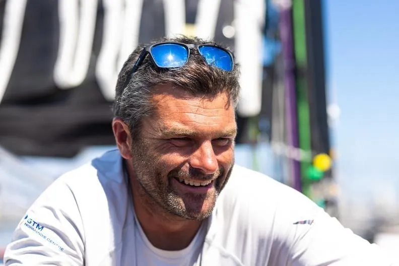 Alexis Loison triomphe à la Rolex Fastnet Race 2025 : Une victoire historique et un moment de fierté!