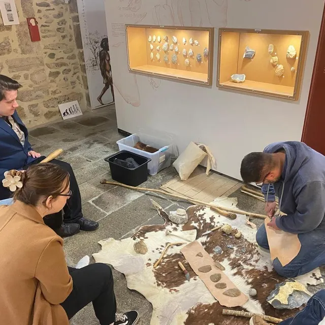 photo démonstration de taille d’outils en silex, au musée de la préhistoire de rânes.  ©  michaël herbulot