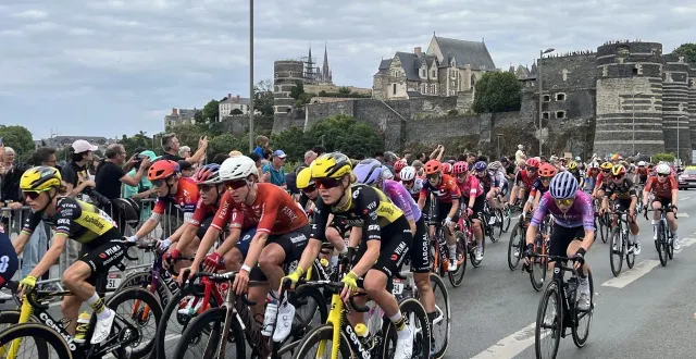 photo  une femme de 53 ans en voiture a percuté un gendarme lors du tour de france femmes.  &copy;  ouest-france 