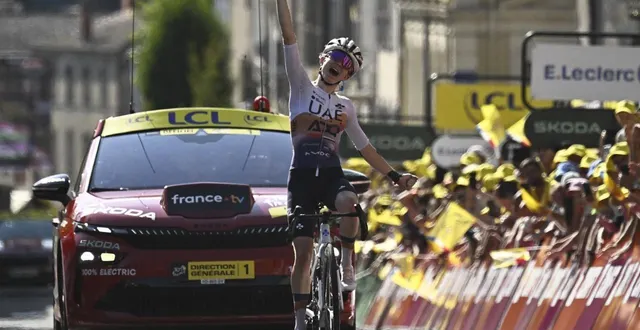 photo  maeva squiban qui célèbre sa victoire lors de la 6e étape du tour de france femmes, le 31 juillet 2025 à ambert.  ©  julien de rosa / afp 