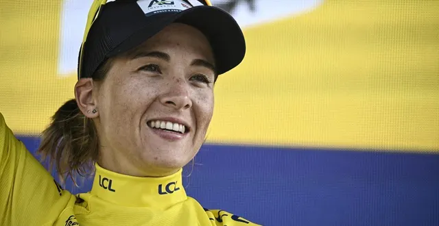 photo  kim le court arborant son maillot jaune sur le podium de la 6e étape du tour de france femmes, le 31 juillet 2025 à ambert  ©  julien de rose / afp 
