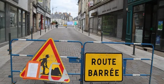 photo  fermée depuis le 15 juillet 2025 à hauteur du pont, la grande rue de sablé-sur-sarthe sera rouverte à la circulation le vendredi 8 août 2025.  &copy;  ouest-france 