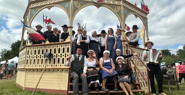 photo  les villageois en costumes d’époque posent fièrement dans le kiosque historique de bonnétable, prêté pour l’occasion, symbole vivant du patrimoine rural.  &copy;  le maine libre 