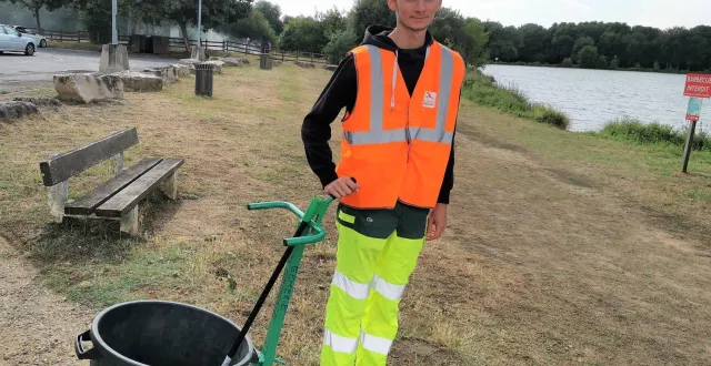 photo  à la gèmerie, timothée assure l’entretien et les permanences au chalet de prêt de matériel.  &copy;  le maine libre 