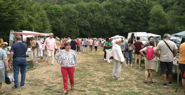 photo  beaucoup de monde au vide-greniers et au marché du terroir.  &copy;  le maine libre 