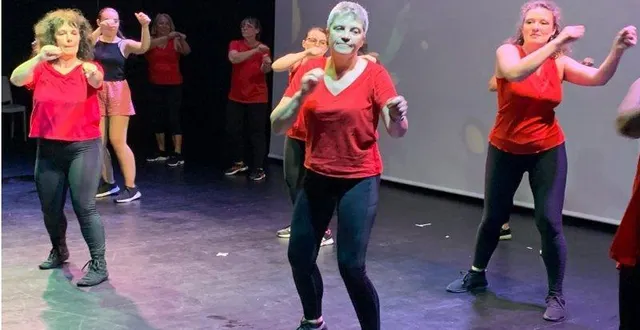 photo  les élèves impliqués au côté de leur professeur, maryse telhier.  &copy;  le maine libre 