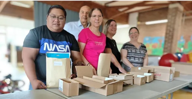 photo  mostafa nafaa, élu chargé de la citoyenneté, accompagné par les agents de la mairie qui confectionnent les kits.  &copy;  ouest-france 