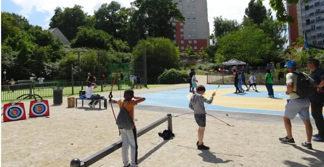 photo  à la plaine aux fées, vendredi 25 juillet après-midi, après un repas partagé, près de 50 adultes et enfants ont apprécié la première olympiade, animée par les maisons pour tous. il y avait dix activités : tir à l’arc, football, basket 3 x 3, chamboule tout, boules, jeux… « nous avons proposé une activité kim sens, un jeu de découverte des odeurs du jardin partagé », précise chloé bobineau, animatrice famille, adultes.  &copy;  ouest-france 