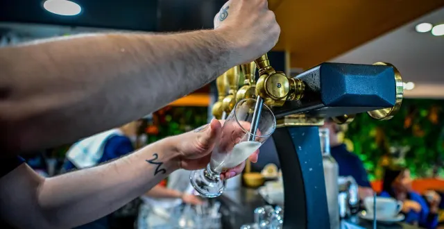 photo  l’abus d’alcool est dangereux pour la santé. à consommer avec modération !  &copy;  photo le maine libre yvon loue 
