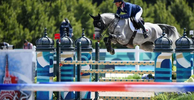 photo  nicolas touzaint et diabolo menthe lors du saut d’obstacles des jeux de paris, à versailles.  &copy;  josselin clair 