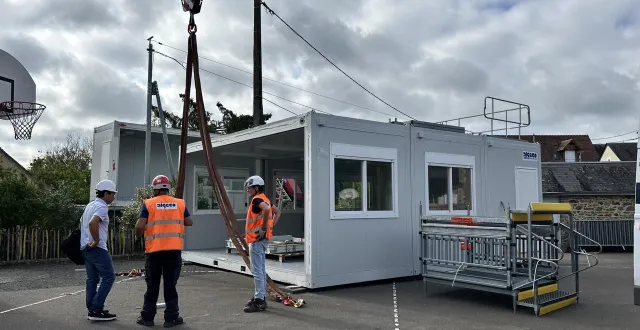 photo  les éléments modulaires qui serviront de salle de classe pour les cm1 et cm2 ont été installés le vendredi 31 juillet dans la cour.  &copy;  le maine libre 