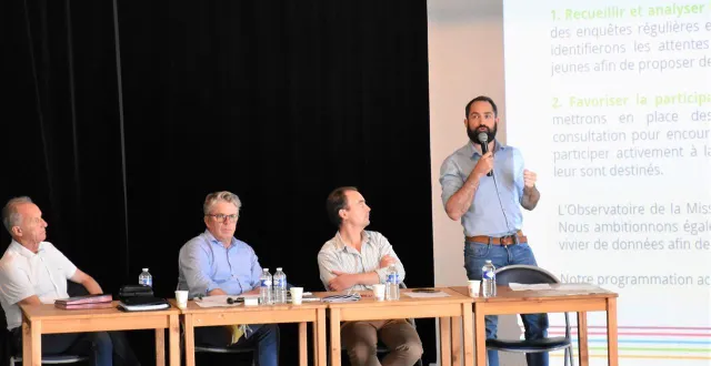 photo  de g. à dr : serge dodin trésorier, dominique gaumé directeur, quentin portier président et nicolas mansalier responsable de secteur de la mission locale de l’agglomération mancelle.  &copy;  le maine libre 