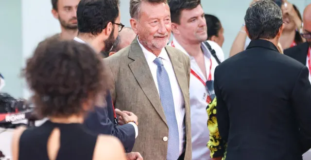 photo  steven knight, ici à la mostra de venise en 2024 ;  &copy;  alessandro bremec / nurphoto via afp 